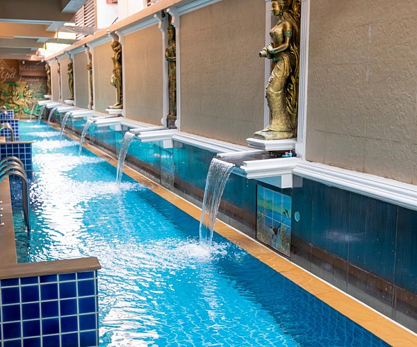 Deluxe Outdoor Jacuzzi