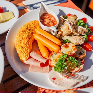 Restaurant & Pool Bar