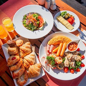 Restaurant & Pool Bar