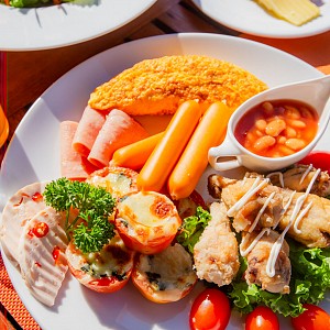 Restaurant & Pool Bar