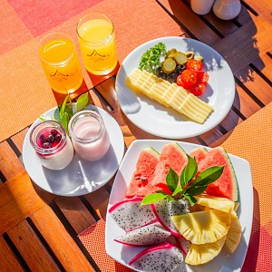 Restaurant & Pool Bar