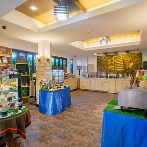 Restaurant & Pool Bar