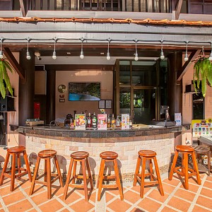 Restaurant & Pool Bar